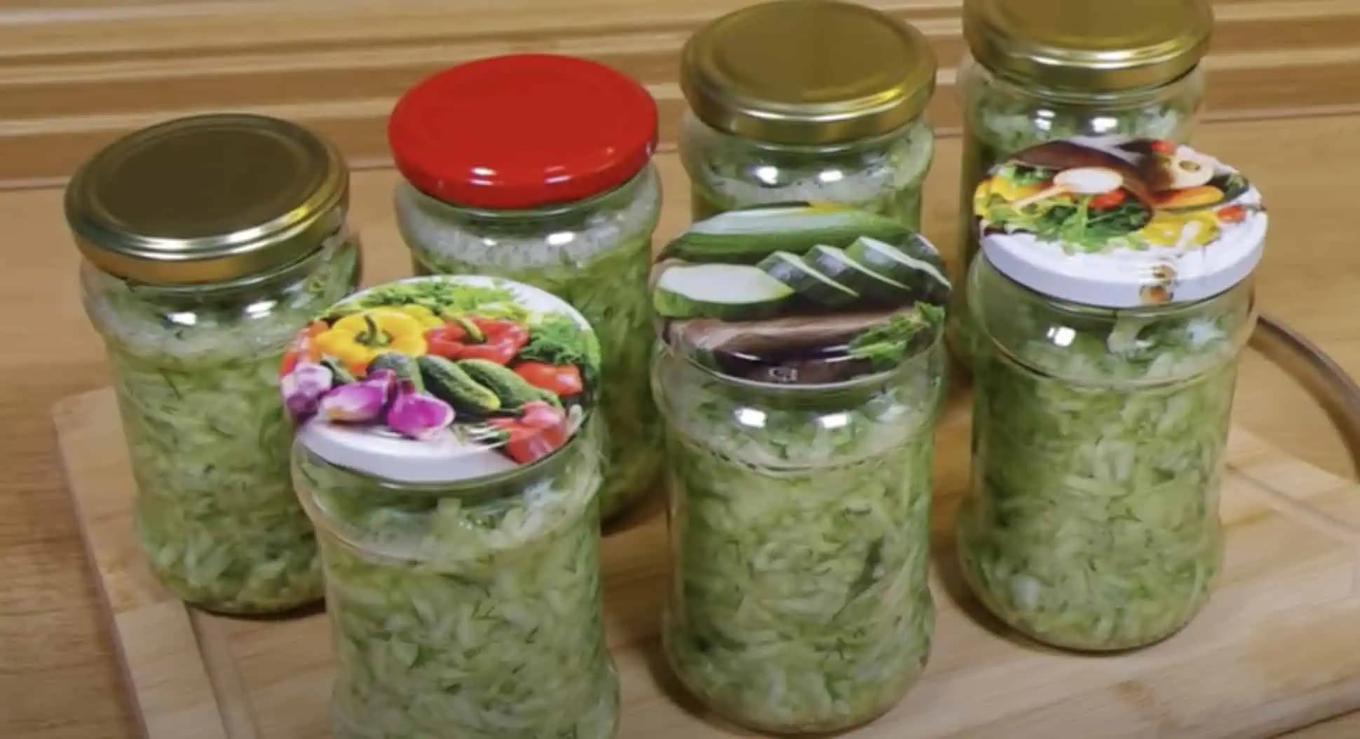 RECEPT na strúhané uhorky do pohárov: Manžel vyhlásil, že lepší uhorkový šalát nejedol, robím zásobu minimálne na rok!