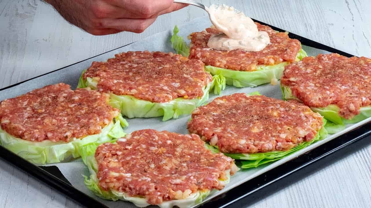 Dajte mleté mäso na obyčajnú kapustu a výborný OBED je hneď na stole: Všetko sa pečie na jednom plechu, BEZ práce!