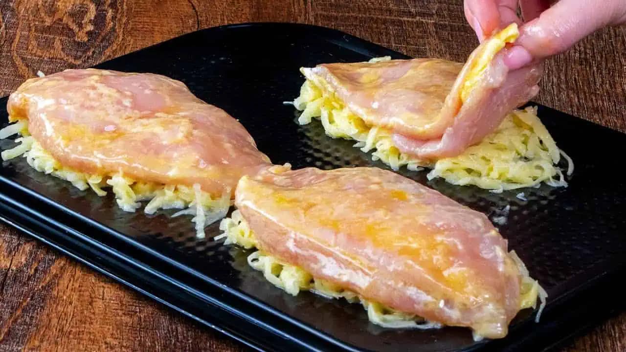Položte kuracie prsia na STRÚHANÉ zemiaky a o tejto pochúťke sa vám bude aj snívať: Stokrát lepšie, ako rezeň v trojobale!