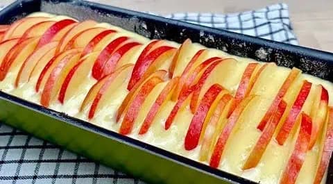 Ak máte doma 2 JABLKÁ, hneď skúste tento ľahký a chutný koláč: Je to výborný RECEPT!