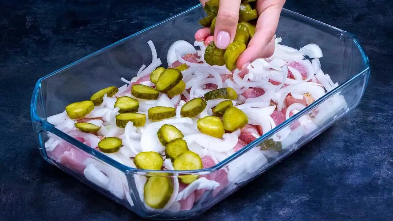 BANÍCKA bravčová pochúťka k obedu: Najchutnejšie obložené mäsko z jednej misy, netreba už žiadnu prílohu!