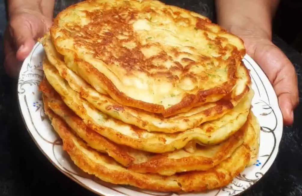 Lenivé kefírové placky hotové za 10 MINÚT: Stačí len zamiešať a dať na panvicu – ideálne na obed a večeru!