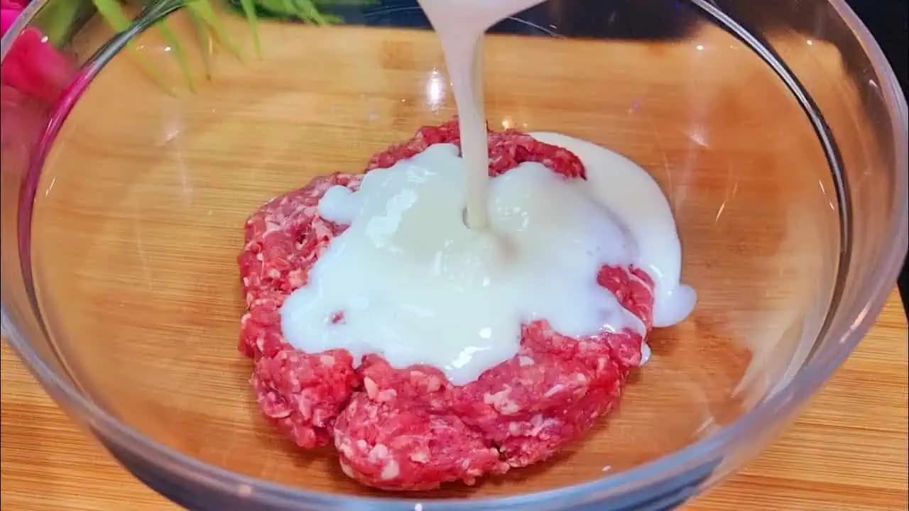 Zmiešajte mleté mäso s bielym jogurtom a máte základ na výborný obed: Zabudnite na fašírky a pripravte si toto!