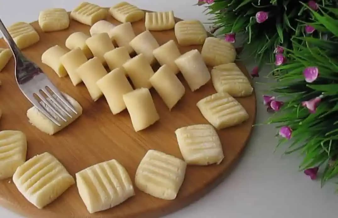 Chrumkavé zemiakové vankúšiky s vynikajúcou omáčkou: Trikrát mňam pre toto úžasné občerstvenie!