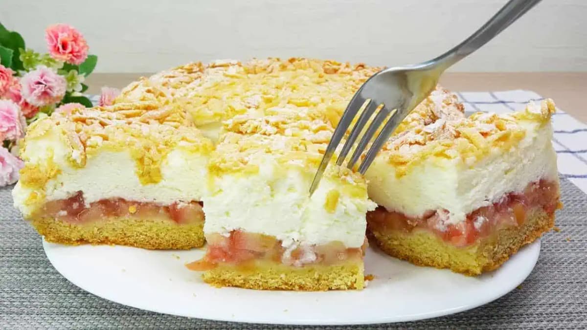 JOGURT, jablká a 3 vajcia: Super krémový a rýchly koláč, ktorý sa rozplýva na jazyku!
