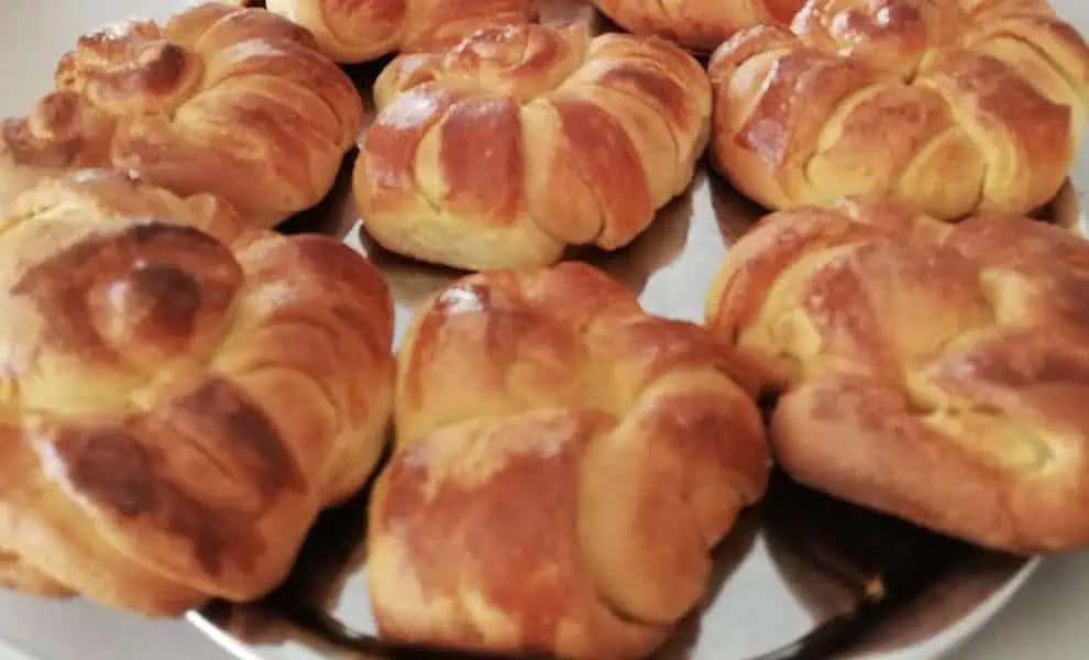 Cesnakové slimáky s kyslou smotanou: Neopísateľne chutné pečivo, tajomstvo je ukryté v tom úžasne jemnom ceste!