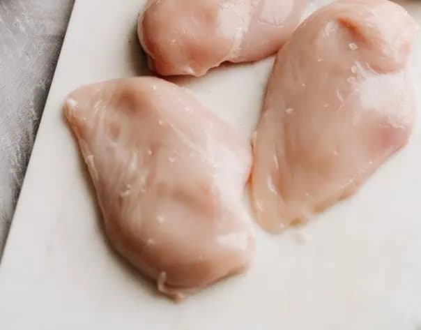 Brilantná kuracia roláda: Po rezňoch už viac nesiahnete, kombinácia kuracích pŕs a slaniny si vás určite získa!