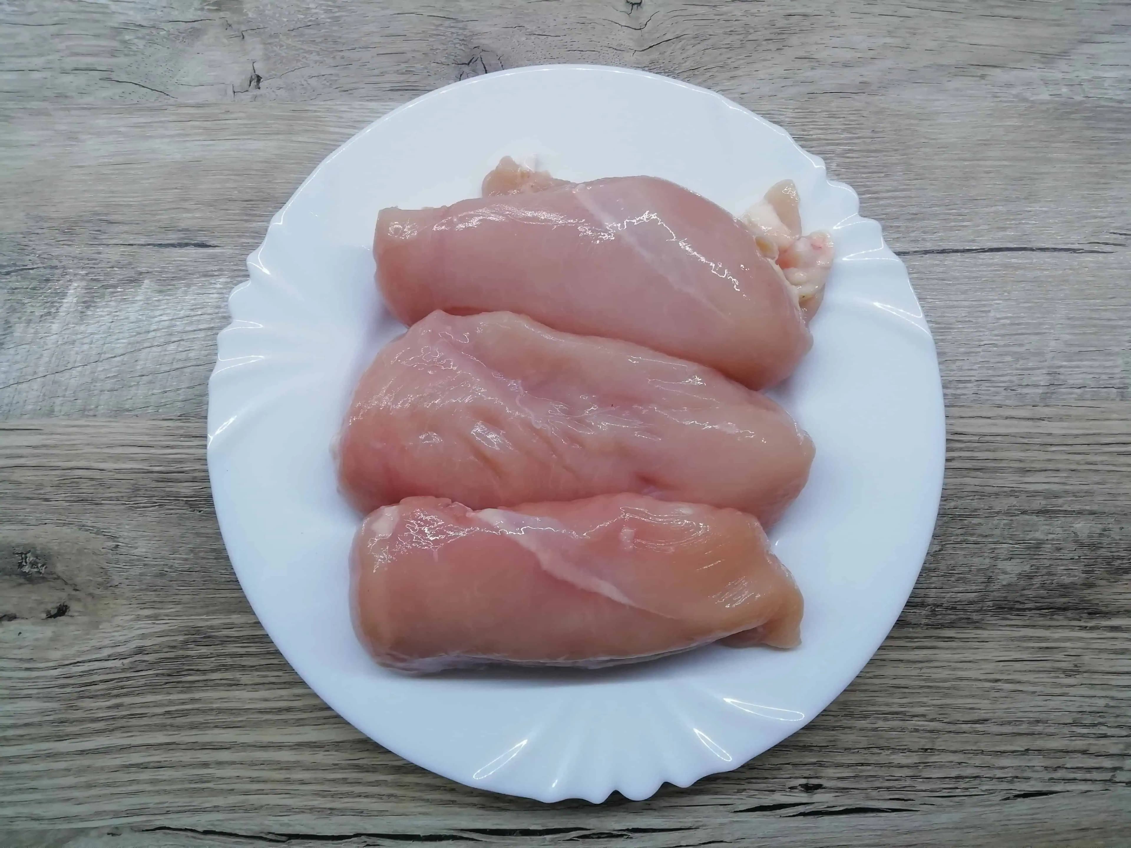 Plnené kuracie prsia s omáčkou zo sladkej papriky: Hotová lahôdka!