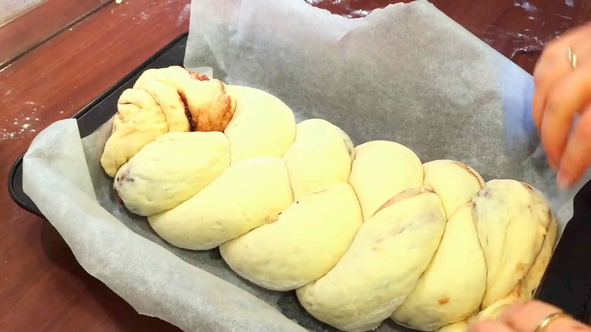 Kakaový MASLOVÝ vrkoč: Pripravíme ho zo 600 g múky, 4 vajec, 250 ml mlieka, 250 g masla, 200 g cukru a