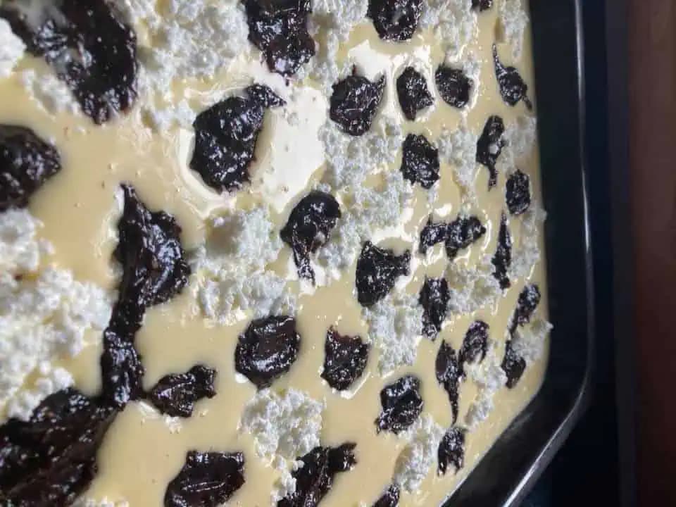 Úžasne rýchly tvarohový koláč z hrnčeka „FEŠÁČIK“: Chutí úplne ako moravské koláče!