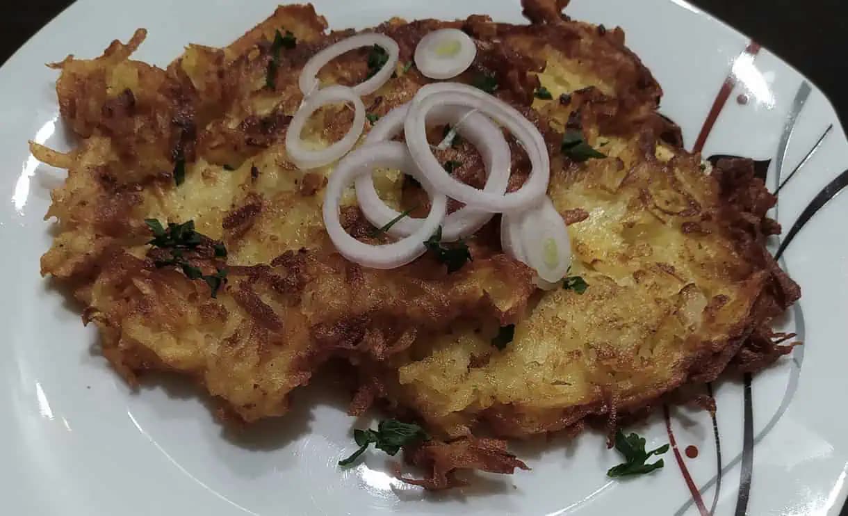 Najchutnejší CIBUĽOVÝ recept, aký som kedy jedol: Každý ho chce vyskúšať – stokrát lepšie ako zemiakové placky!