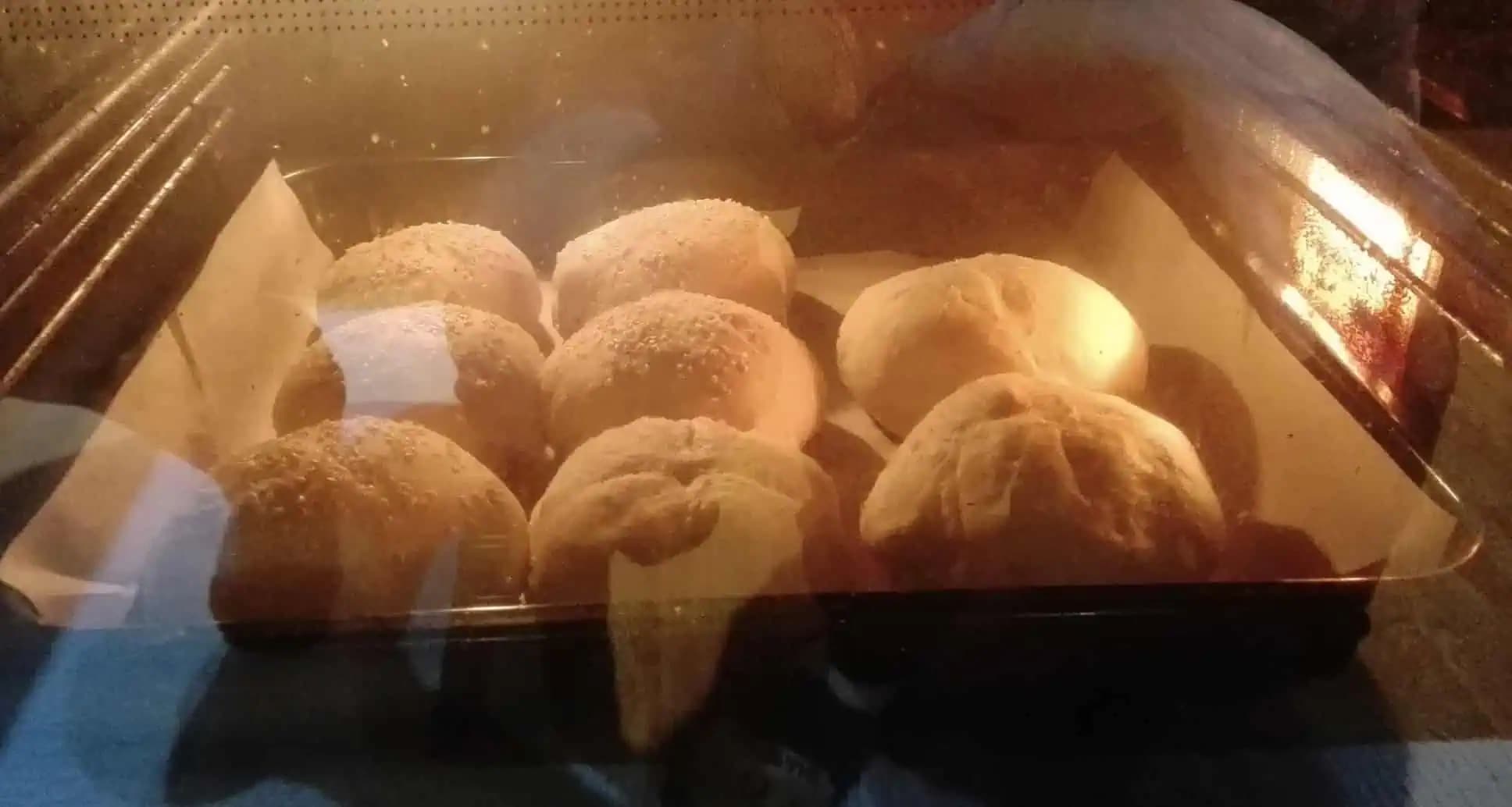 Žemle už nekupujem: Mám NOVÝ perfektný recept na rýchle a chrumkavé žemle – cesto zamiešam za 10 minút!