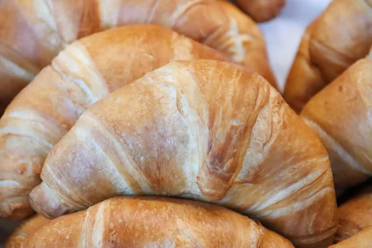 Maslové croissanty mäkké ako páperie: Spoznajte najjednoduchšiu metódu na prípravu tohto obľúbeného pečiva, budete ľutovať, že ste na ňu nenarazili už skôr!