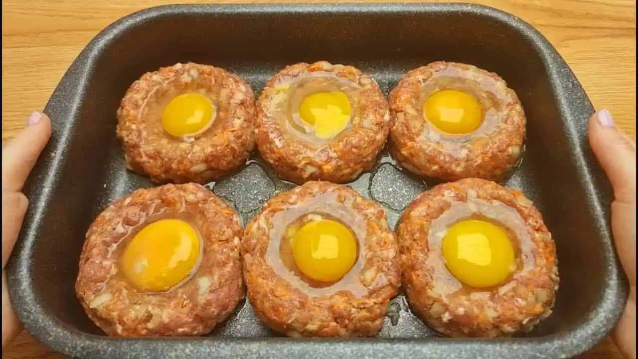 Tento nápad je STOKRÁT lepší ako obyčajné fašírky: Uložte mleté mäso na plech a dajte ho piecť týmto spôsobom!
