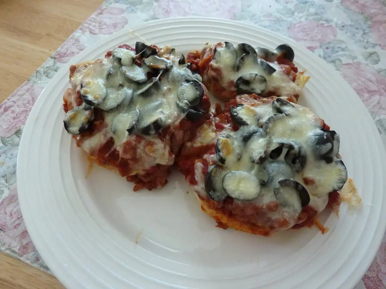 Toto občerstvenie je lepšie, ako chlebíčky: Pripravte pre návštevu tieto delikátne mini pizze a budú nadšení!
