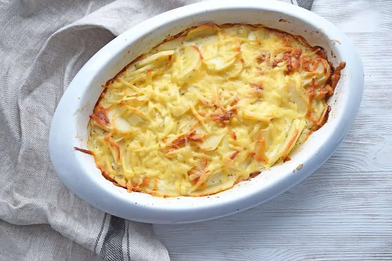 Mám výborný RECEPT na zemiaky s mletým mäsom pečené v rúre: Skúste rýchly a LACNÝ obed z jedného plechu!