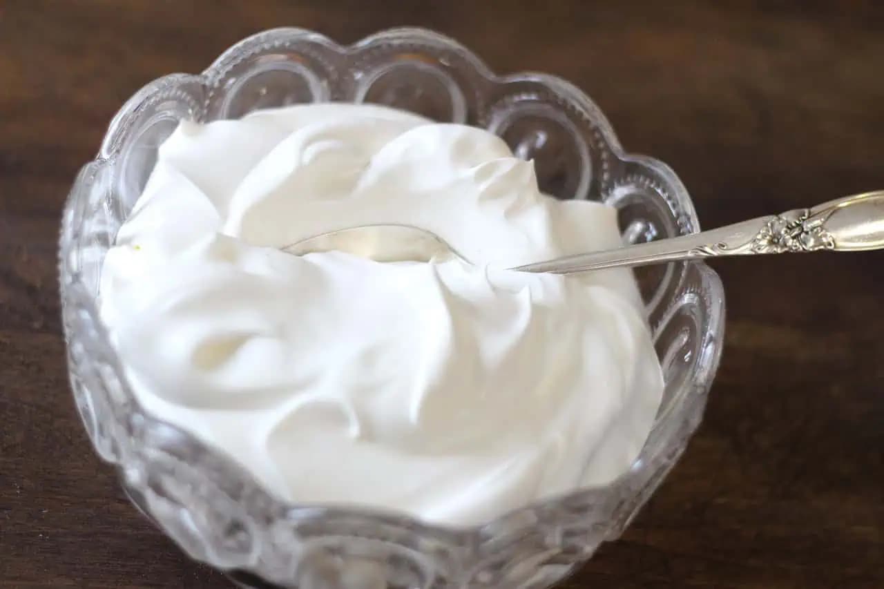 Všetky gazdinky čakajú na tento recept: Jednoduchý a rýchly cheesecake zo sušienok a šľahačky!