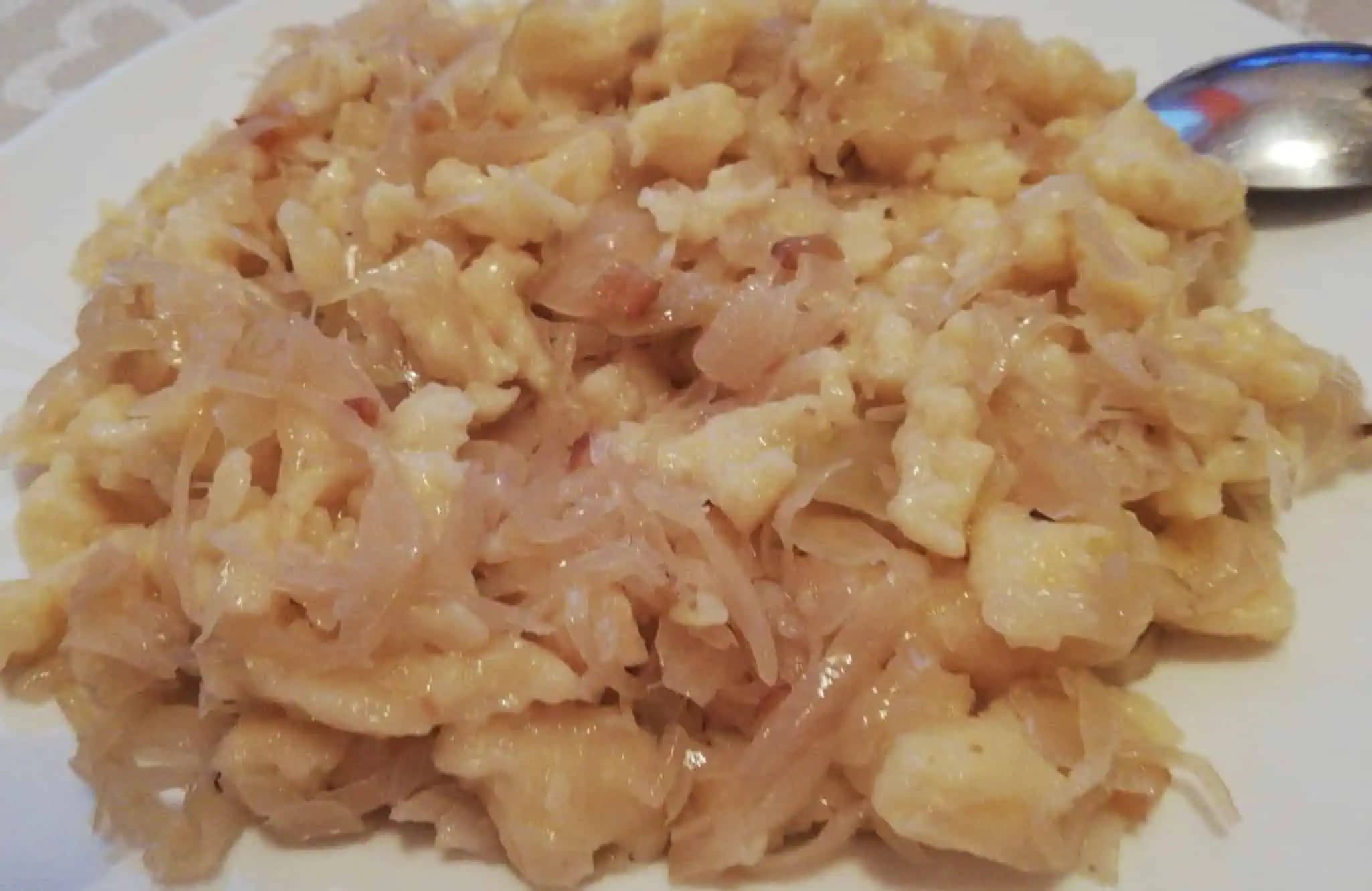 TAJNÝ babkin recept na najlepšie zemiakové halušky pod slnkom: Nikdy sa nerozvaria a chutia úplne luxusne!