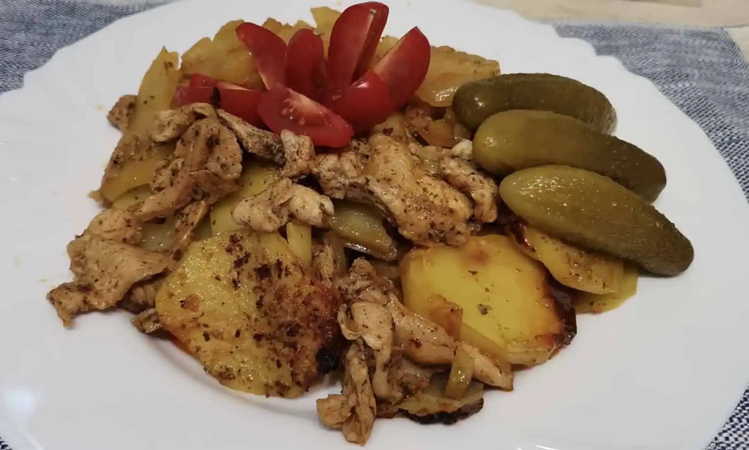 Kuracie kúsky a zemiaky zapečené v šľahačke: Keď mäso pripravím takto, na REZEŇ v trojobale si nikto ani nespomenie!