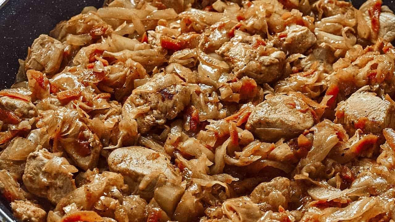Neuveriteĺne chutné kuracie prsia s kapustou: Rýchla a jednoduchá večera!
