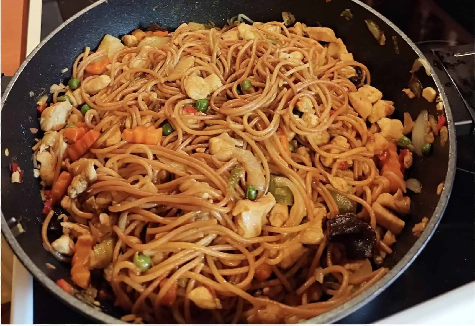 Smažené rezance s kuracím mäsom, ktoré si viete rýchlo pripraviť doma: Nič lepšie som dávno nejedla!