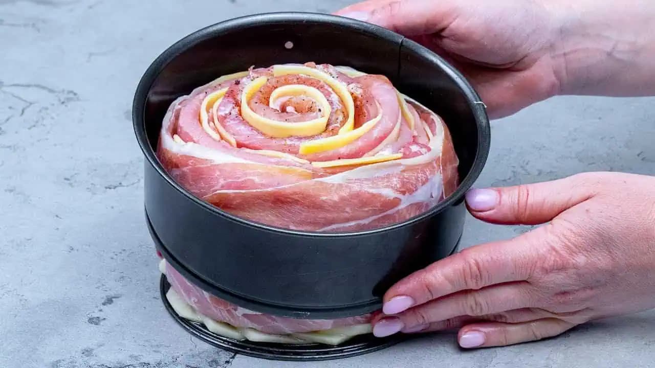 Moja svokra kúpila kilo bravčového karé, syr, šunku a všetko dala do tortovej formy: Odkedy poznám jej NÁPAD, robím to na každú jednu oslavu!