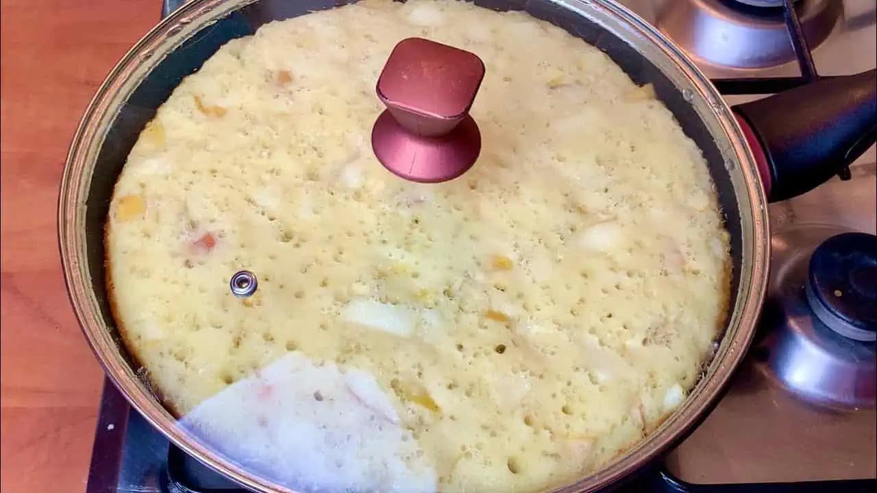5 minútový jablkový koláč na panvici, ktorý sa roztopí v ústach: Rýchly a chutný dezert ku kávičke!