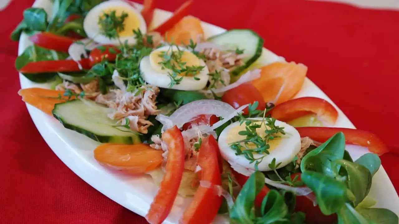 Jedzte a schudnite: Lahodný, ľahký a sýty šalát!