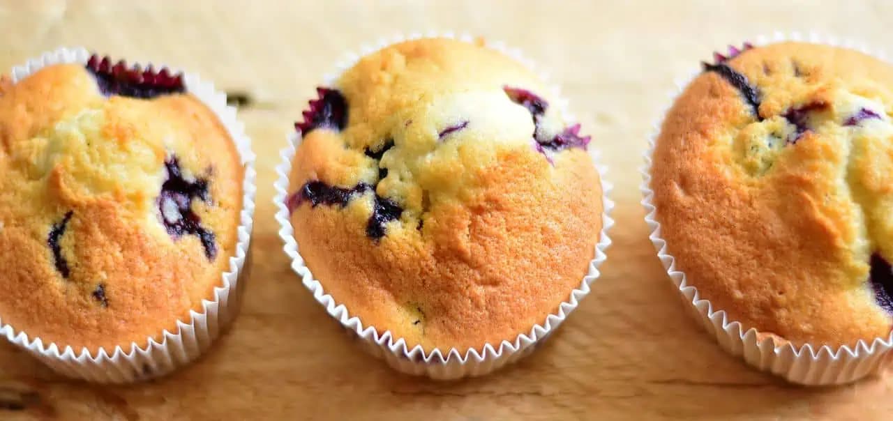 Rýchle tvarohové muffiny s ovocím – ako dych: Zabudnite na suché cesto, sú vláčne, jemné a chutia božsky!