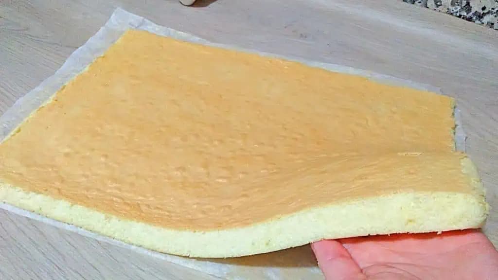 Konečne som našla RECEPT na dokonalú piškótovú roládu: Cesto ľahučké ako dych a zaručene nepraskne – stačí ju len natrieť džemom!