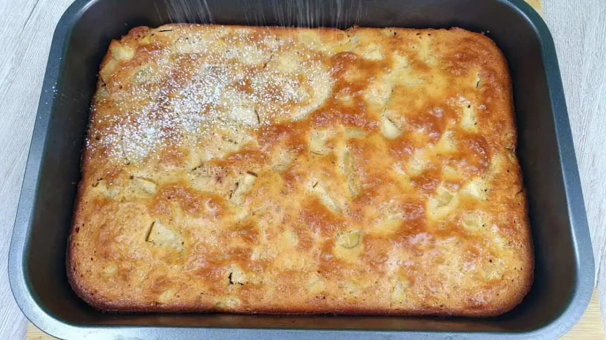 Všetci známi hľadajú tento recept: JABLKOVÝ koláč, ktorý sa doslova topí v ústach – stačí len všetko zamiešať!