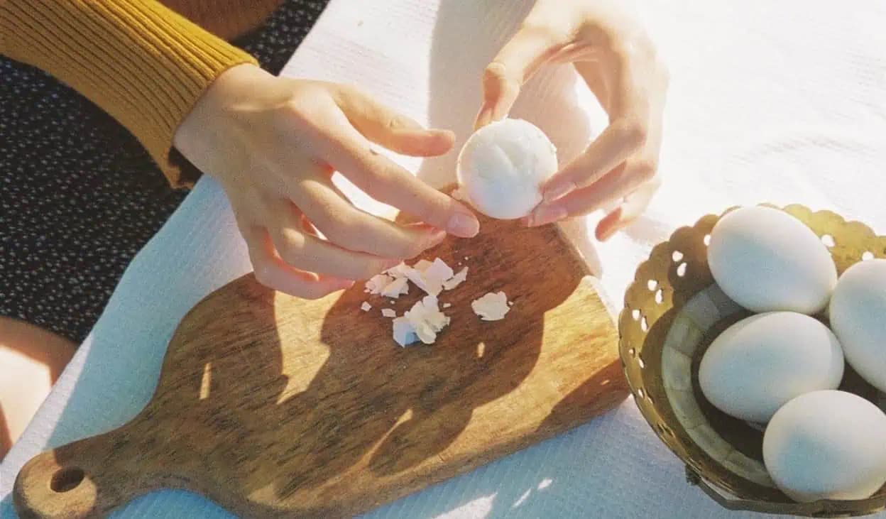 Najjednoduchší spôsob, ako ošúpať uvarené vajce natvrdo: Už žiaden zbytočný odpad, škrupina zlezie bez toho, aby ste sa jej dotkli!