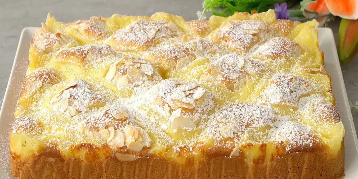 Tento koláčik som pripravila za 15 minút a deti ho zjedli za 5: Vanilkový krém a cesto jemné ako pena!