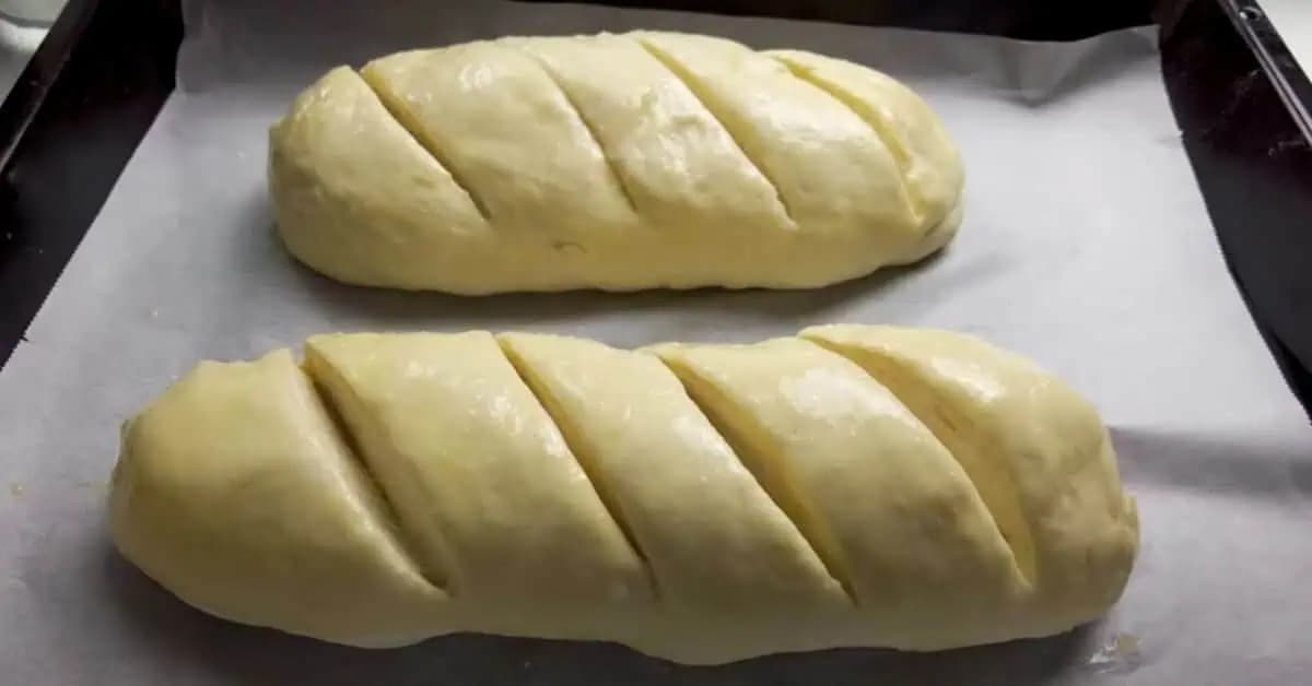 Odkedy chlieb pečieme takto, už ho ani nekupujeme v pekárni: Je JEDNODUCHÝ, veľmi chutný a nedrobí sa!