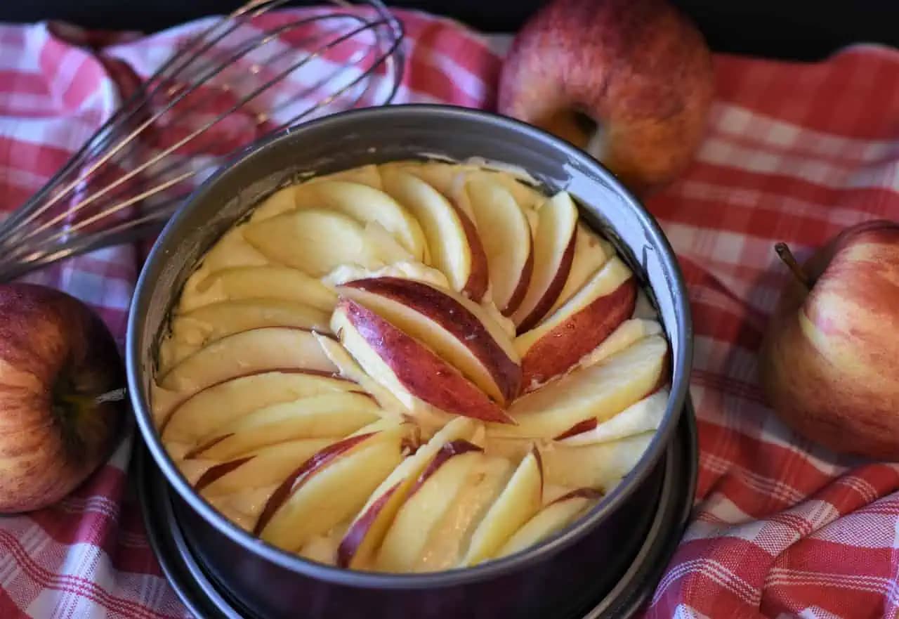 Jablkový koláč, ktorý sa roztápa v ústach: Pár prísad a všetci hostia si pýtali na recept!