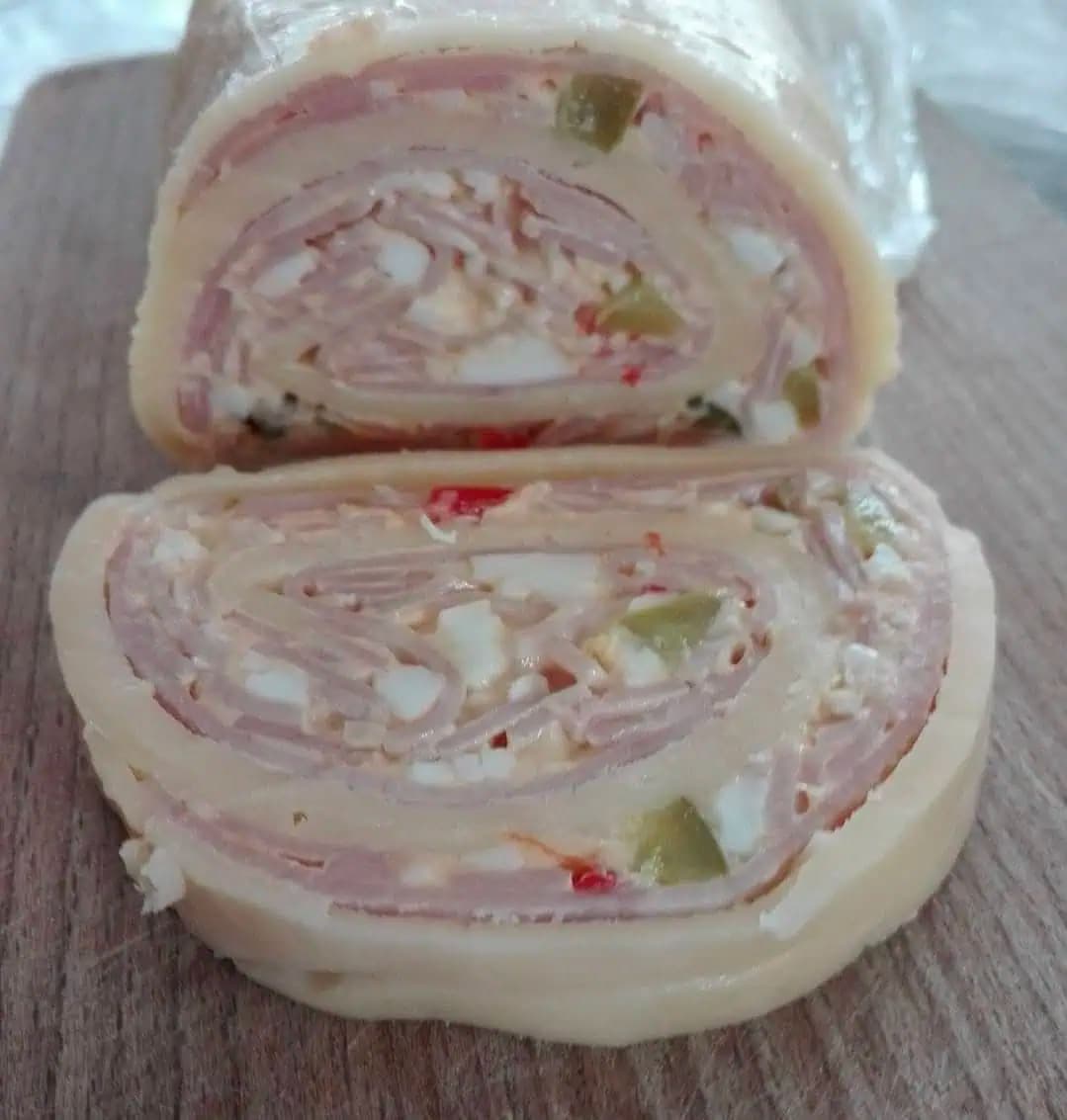 Už nemusíte chystať ani obložené chlebíčky: NESMRTEĽNÝ recept na studenú syrovú roládu – nič sa jej nevyrovná!