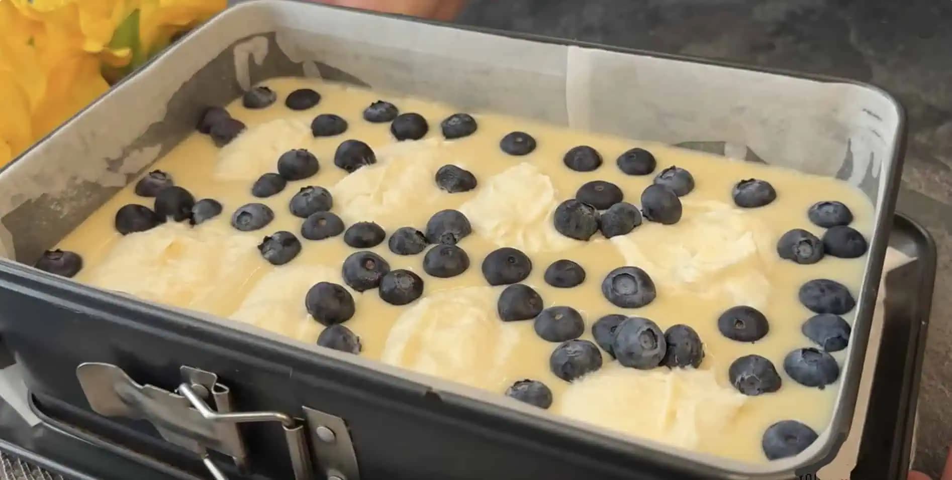 Nadýchaná bublanina s čučoriedkami a tvarohom: Rýchly a jednoduchý recept na najlepší koláčik!