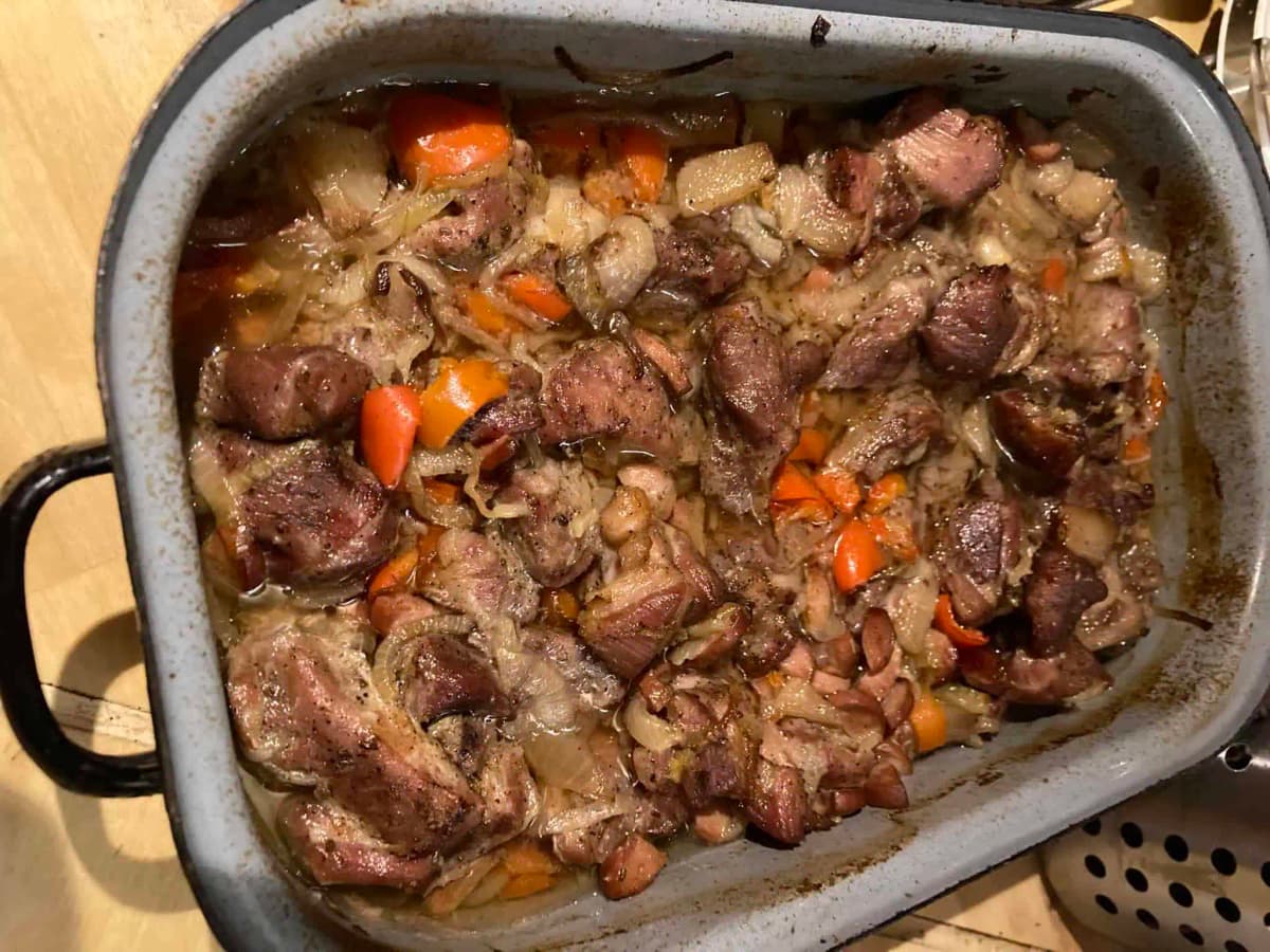 Velmi chutná krkovička na cesnaku s výbornou omáčkou: Všetko máte na jednom plechu, bez kopy špinavého riadu!