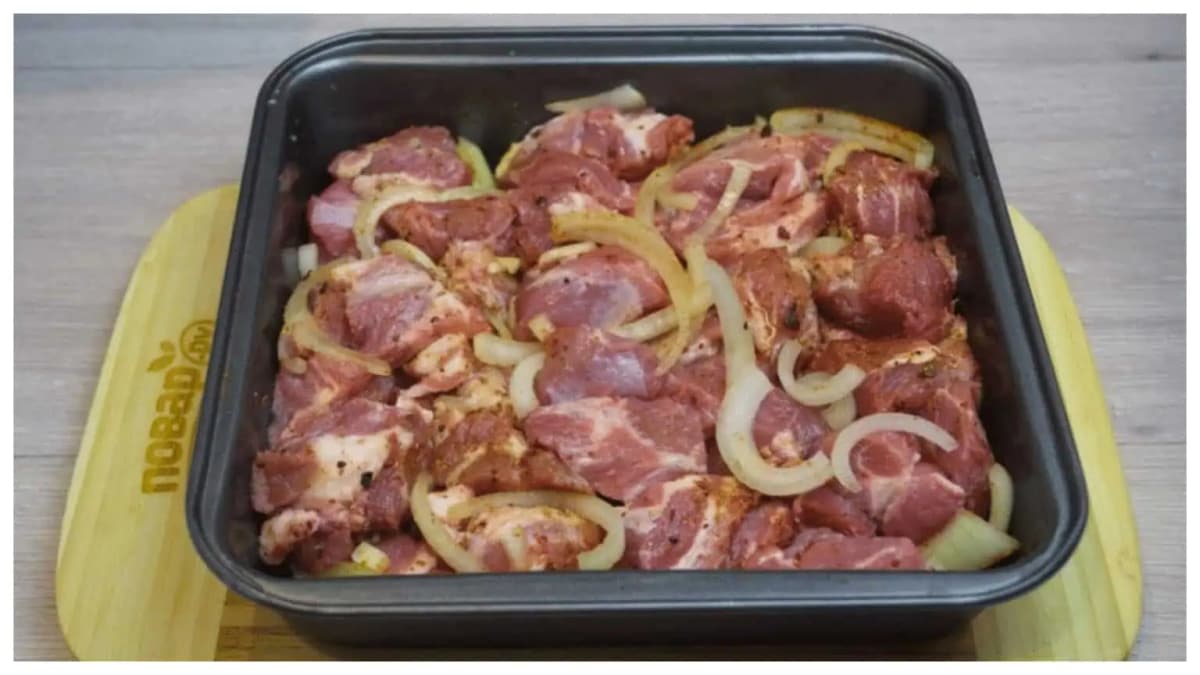 Pekelne dobrá krkovička na cesnaku s výbornou omáčkou: Všetko máte na jednom plechu, bez kopy špinavého riadu!