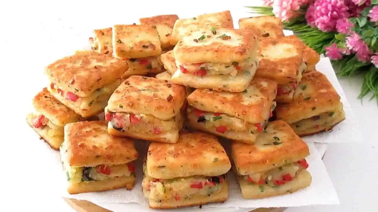 PÁRTY zemiakové štvorčeky s náplňou: Najlepší recept zo zemiakov pripravený za pár minút, hviezda každej oslavy!