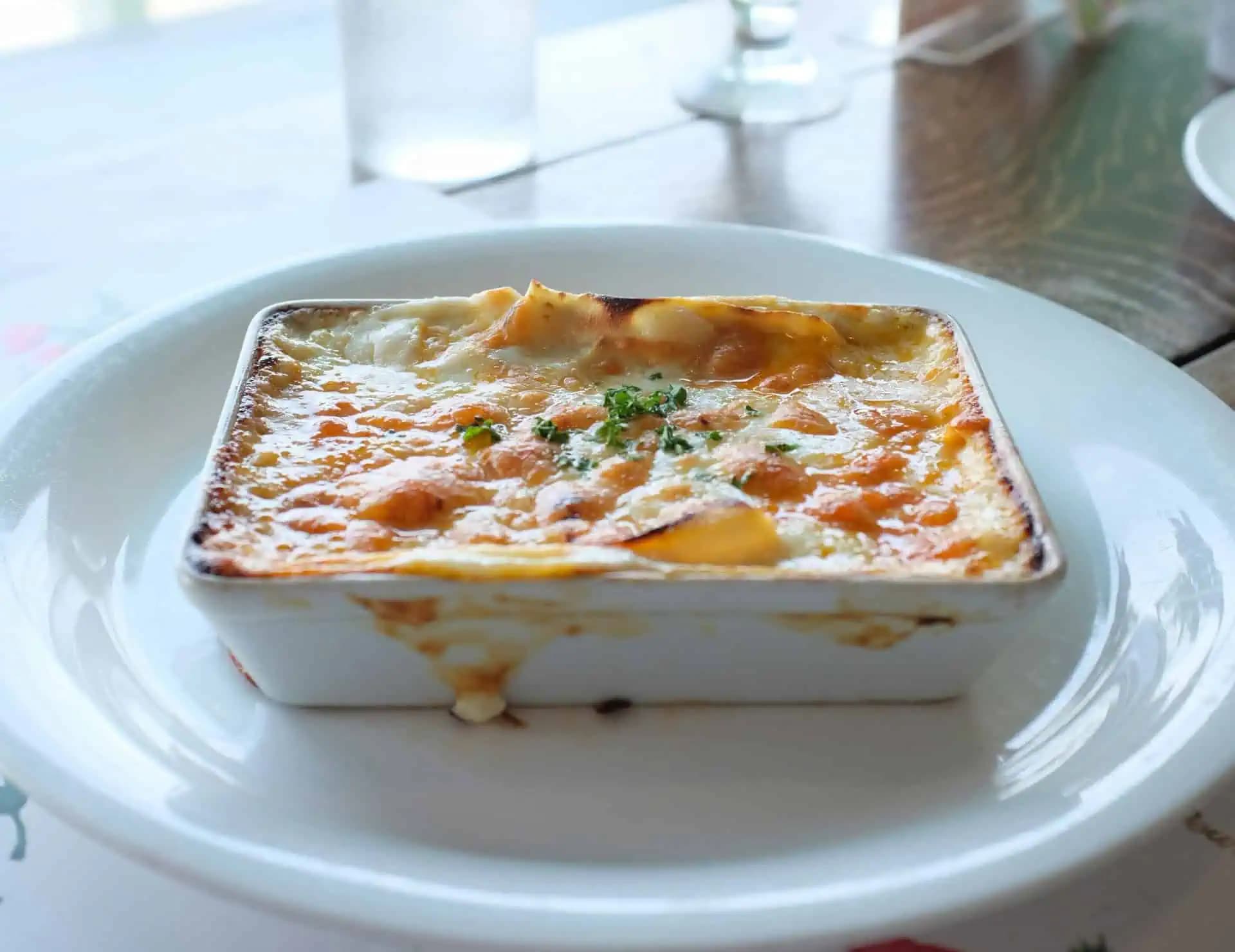 Krehučké kuracie kúsky s kyslou smotanou a syrom: Nakrájať, zaliať a môžete chystať taniere!