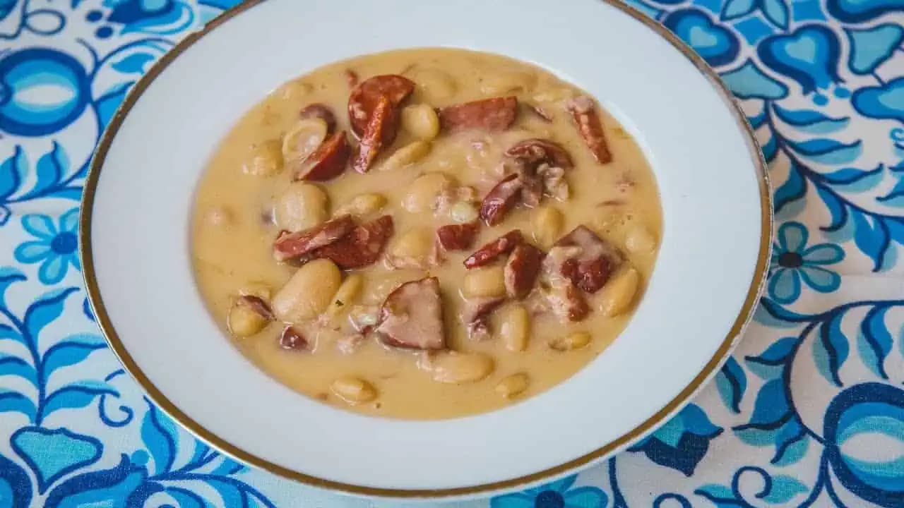 Drevorubačská fazuľová polievka: Hustá, nesmierne chutná a pritom jednoduchá – varím ju v najväčšom hrnci!