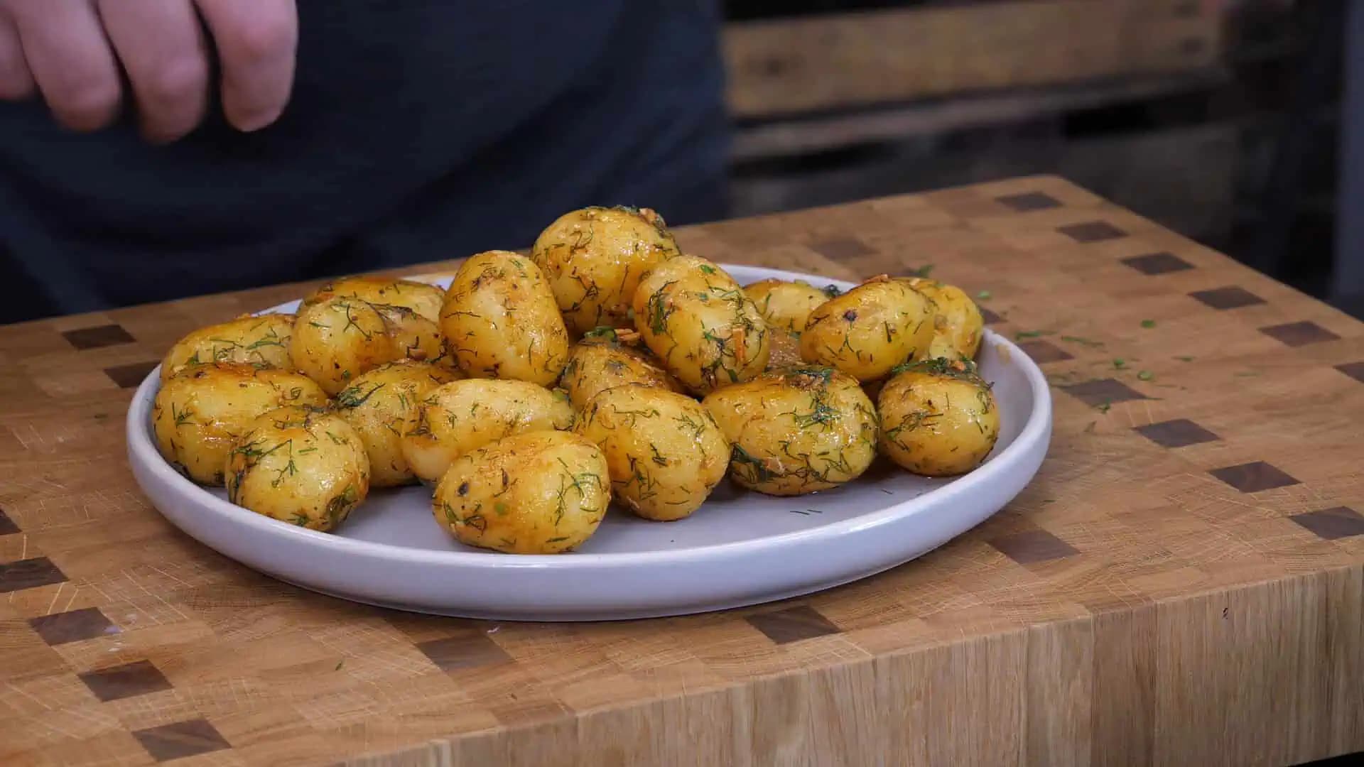 Nové zemiaky NEVARÍM, NEPEČIEM, ale pripravujem na panvici za 3 MINÚTY: Najlepšia príloha (nielen) k slávnostnému jedlu!