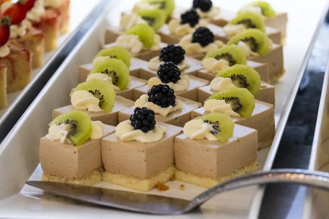 Na plech uložím piškóty a zalejem ich jednoduchým krémom: Tento koláč by som mohol jesť stále, pripravený ho mám za chvíľu!