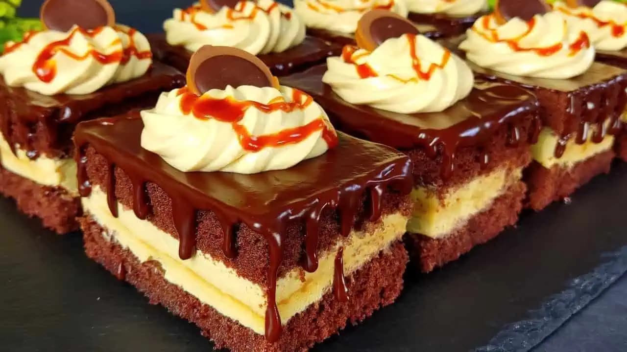 Lahodné „Karamelové rezy“ s čokoládou a jemným krémom: Tento zákusok musíte ochutnať!
