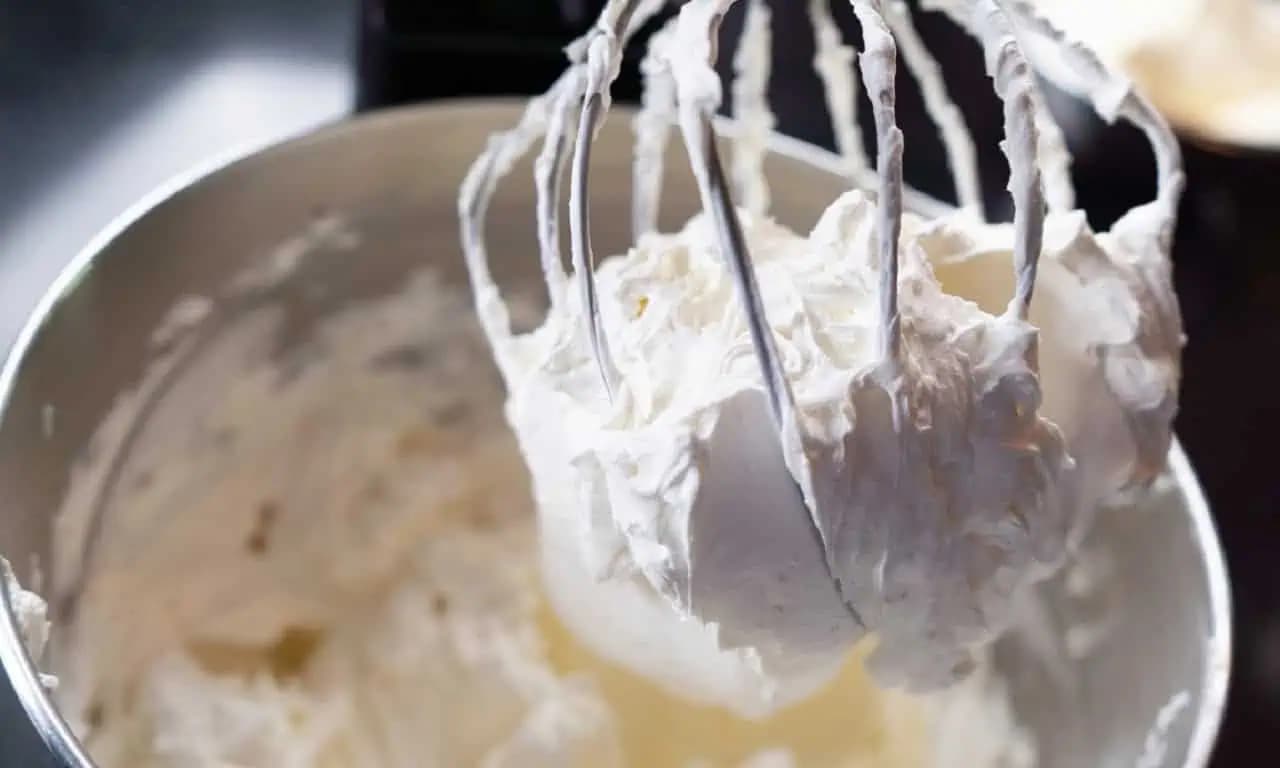 Cukrári vedia, ako pripraviť dokonale tuhú šľahačku na tortu: S týmto trikom sa NEROZTEČIE ani v horúcom počasí!