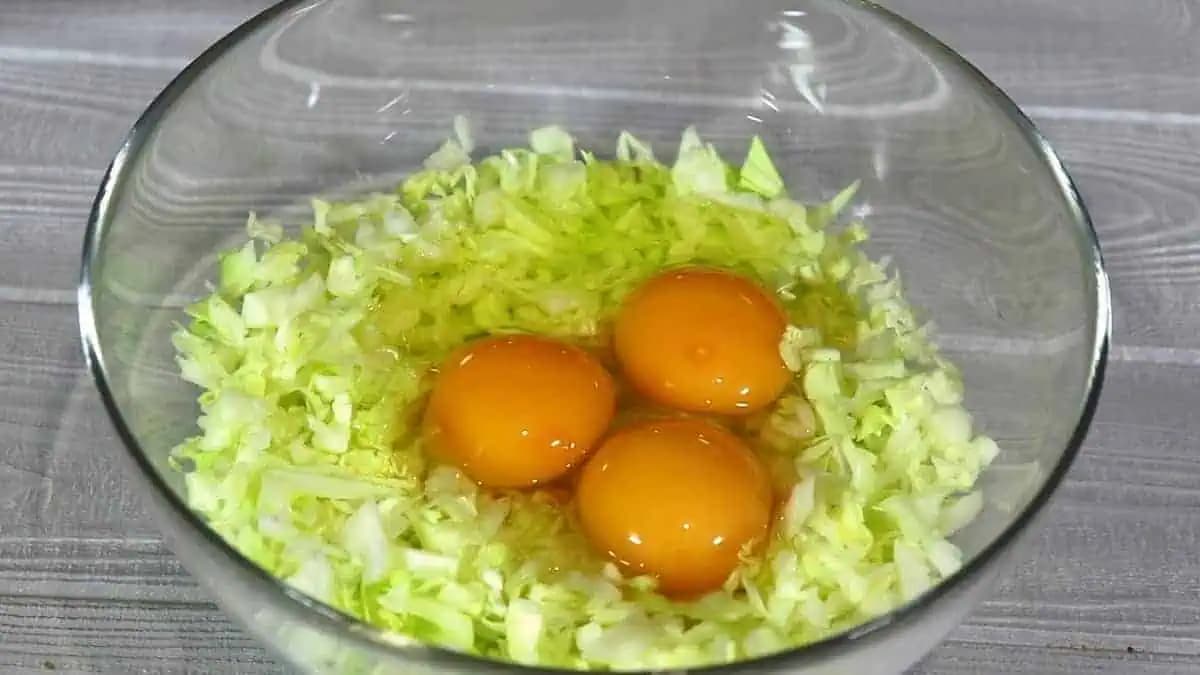 Do nastrúhanej kapusty pridajte 3 vajcia a uložte si tento RECEPT: Toto vás zachráni vždy, keď potrebujete rýchly a výborný obed!