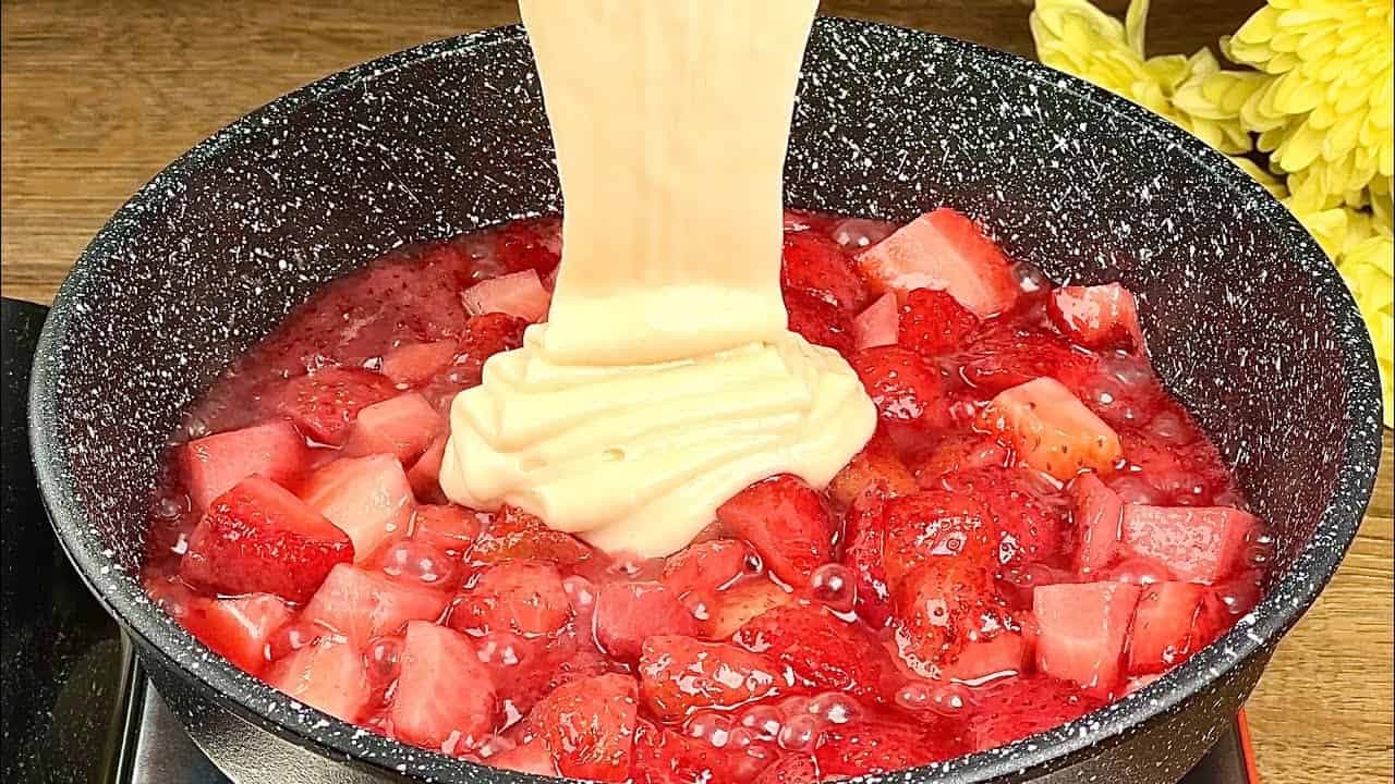 SLÁVNY jahodový koláč z panivce, ktorý pobláznil celý svet: Rýchly a jednoduchý len z 1 vajíčka – pečie sa 15 minút!