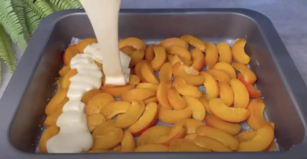 4 marhule len nakrájam na plech, zalejem cestom, zrolujem a pečiem takto aj 3x do týždňa: Najväčšia DELIKATESA ku káve!