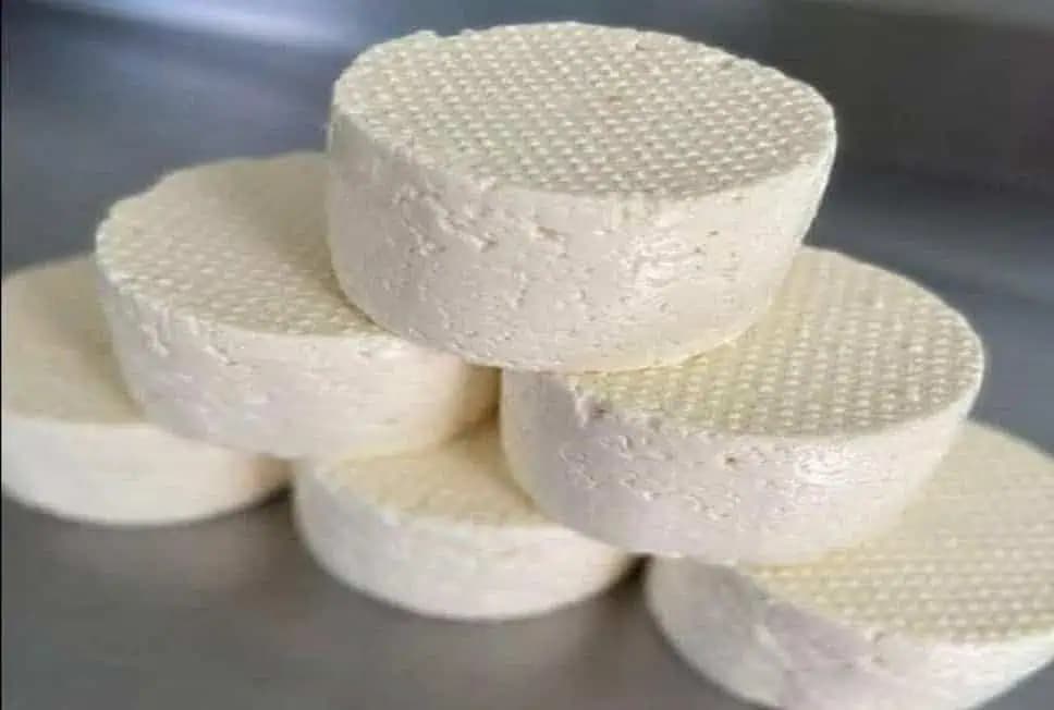 1 liter mlieka, 1 jogurt a pol citróna stačí na prípravu najlepšieho domáceho syra!